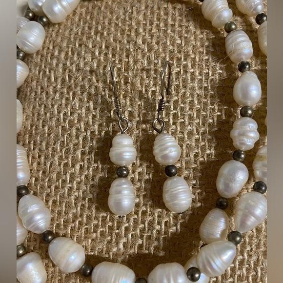 Freshwater Pearl necklace and Earrings - Picture 4 of 14